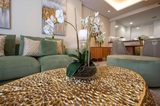 Luxurious One Bedroom Apartment *